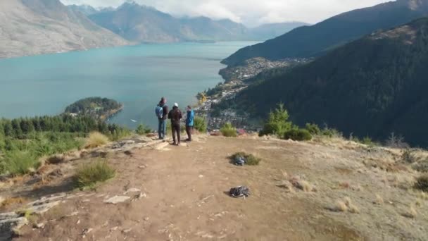 Trois Jeunes Hommes Tenant Debout Sur Piste Queenstown Hill Randonnée — Video