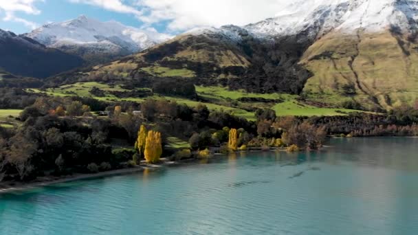 Slowmo Пролетая Над Красивым Синим Озером Вакатипу Квинстон Новая Зеландия — стоковое видео