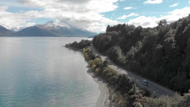Slowmo Campervan Jadący Wzdłuż Wybrzeża Jeziora Wakatipu Queenstown Nowa Zelandia — Wideo stockowe