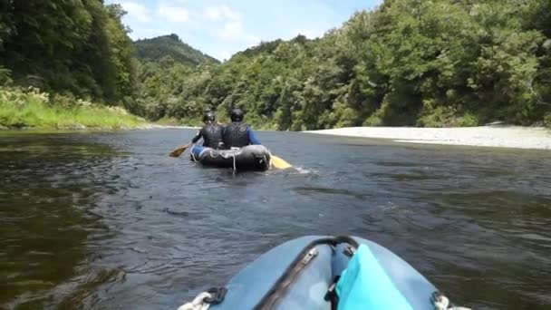 Slowmo Due Persone Pagaiano Canoe Bellissimo Blu Incontaminato Fiume Pelorus — Video Stock