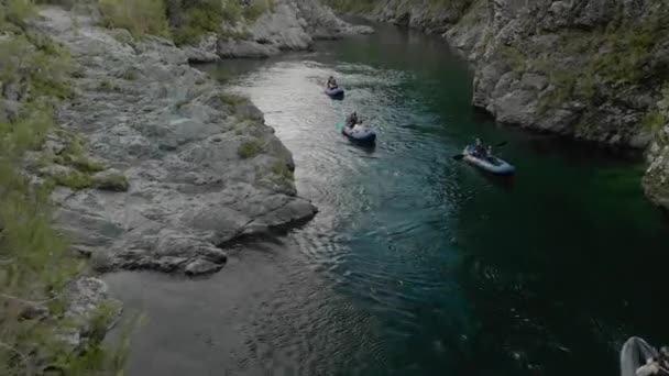 Lidé Kajaku Turné Šlapadla Přes Kaňon Řece Pelorus Nový Zéland — Stock video