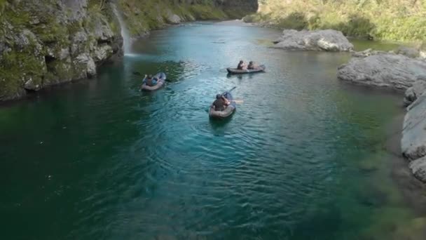 Slowmo ニュージーランドのペロルス川の峡谷を通ってカヤック旅行パドルボートの人々 原生林と岩の岩で 空中ドローン — ストック動画