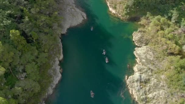 Slowmo Люди Байдарках Подорожей Каяками Через Каньйон Річці Пелорус Нова — стокове відео