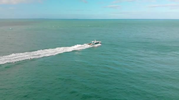 Båt Blå Havet Med Stewart Island Bakgrunden Solig Molnig Dag — Stockvideo