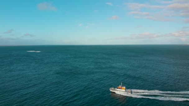 Färja Båt Blå Havet Med Stewart Island Bakgrunden Vacker Solig — Stockvideo