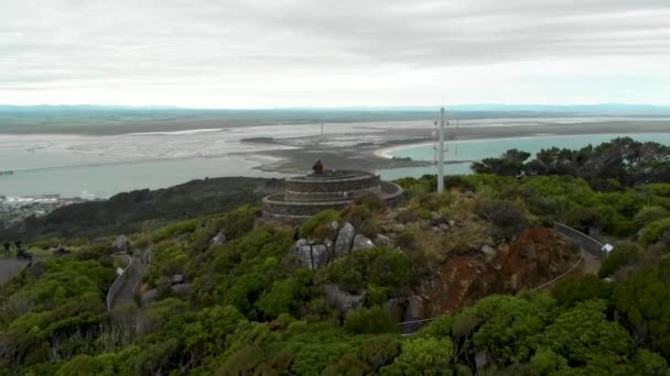 Άνθρωποι Στο Bluff Hill Lookout Ωκεανό Και Τοπίο Στο Παρασκήνιο — Αρχείο Βίντεο