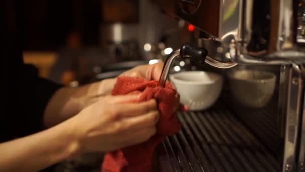 Slowmo Γυναικεία Καφετιέρα Καθαρισμού Barista Και Αφρού Γάλακτος Κοντινό Πλάνο — Αρχείο Βίντεο