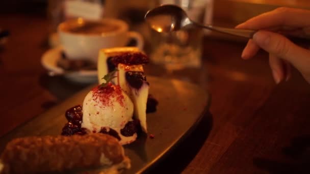 Mujer Comiendo Postre Pastel Queso Dulce Con Helado Con Cuchara — Vídeo de stock