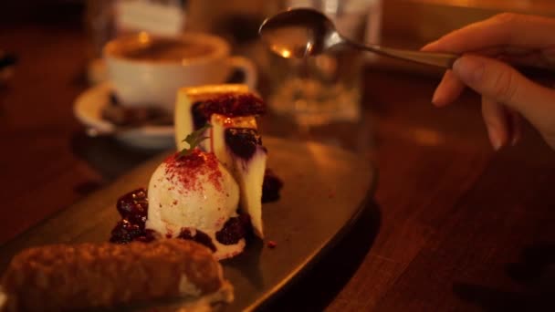 Slowmo 女人们在舒适的豪华餐厅吃甜奶酪蛋糕甜点 配上勺子 — 图库视频影像