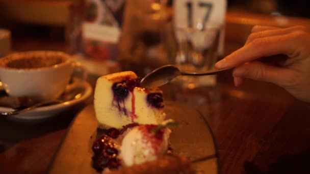 Gâteau Fromage Sucré Dessert Féminin Avec Crème Glacée Avec Cuillère — Video