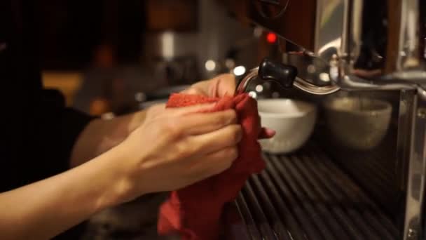 女性咖啡师清洁和泡沫牛奶咖啡机 — 图库视频影像