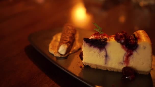 Slowmo Süßkäsekuchendessert Mit Minze Beeren Erdbeere Auf Dem Teller Luxusrestaurant — Stockvideo