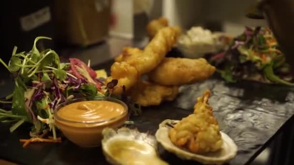 Σεφ Τέλος Πιάτο Τηγανητές Γαρίδες Ψάρι Κοτόπουλο Πράσινη Σαλάτα Στρείδια — Αρχείο Βίντεο