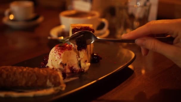 Slowmo 居心地の良い高級レストランでスプーンでアイスクリームと甘いチーズケーキデザートを食べる女性 Cloup — ストック動画