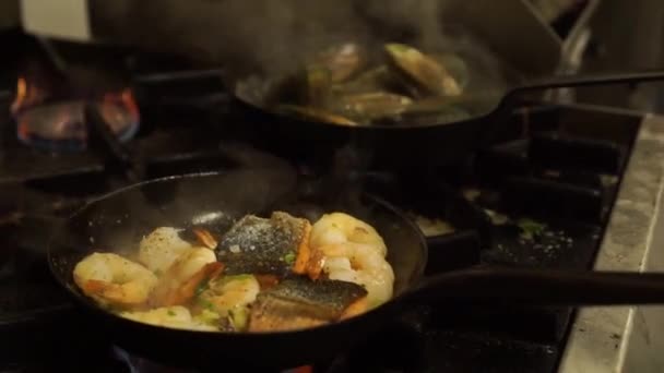 Nueva Zelanda Muslos Greenshell Salmón Camarones Cocinando Restaurante Cocina Close — Vídeo de stock