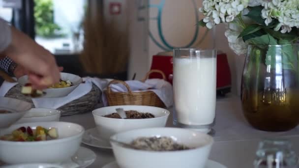 Slowmo Hombre Mujer Tomando Museli Tostado Casero Ensalada Frutas Leche — Vídeos de Stock