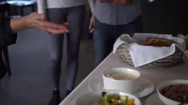 Slowmo Camarera Mostrando Los Huéspedes Desayuno Buffet Con Arándanos Muesli — Vídeo de stock