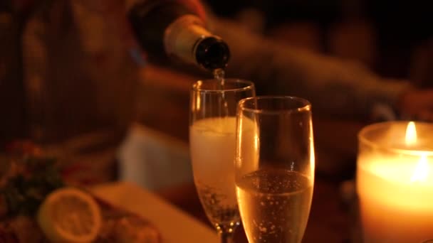 Slowmo Close Anniversaire Verser Une Coupe Champagne Dans Restaurant Luxe — Video