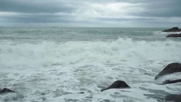 Slowmo Olas Golpeando Rocas Playa Bluff Nueva Zelanda Día Nublado — Vídeos de Stock