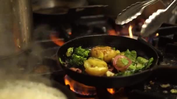 Närbild Steka Ångkokt Färsk Grön Broccoli Spenat Lök Och Potatis — Stockvideo