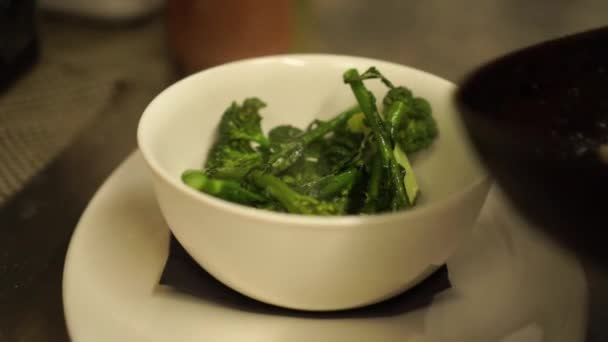 Slowmo Närbild Lägga Ångkokt Grön Färsk Broccoli Vit Skål — Stockvideo