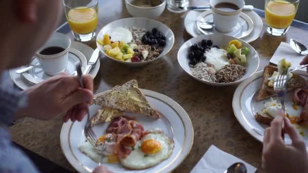 Slowmo 男人和女人在豪华酒店吃熏肉 自制意大利面 咖啡和橙汁早餐 — 图库视频影像