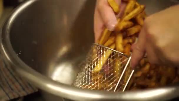 Κοντινό Πλάνο Βάζοντας Τέλεια Μαγειρεμένα Τραγανές Τηγανητές Πατάτες Ένα Μεταλλικό — Αρχείο Βίντεο