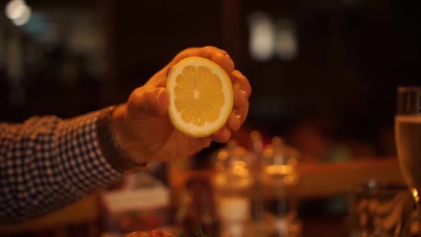 在一家豪华餐厅里把柠檬压在一只煮熟的新西兰小龙虾上 — 图库视频影像