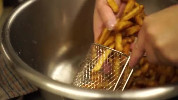Slowmo Κοντινό Πλάνο Βάζοντας Τέλεια Μαγειρεμένα Τραγανές Τηγανητές Πατάτες Ένα — Αρχείο Βίντεο