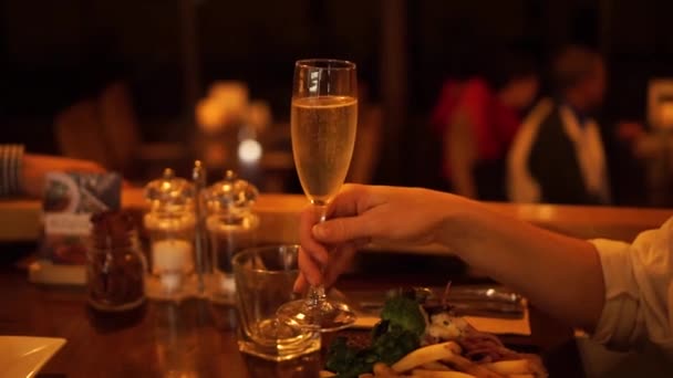 Пара Роскошном Ресторане Бокалами Шампанского — стоковое видео