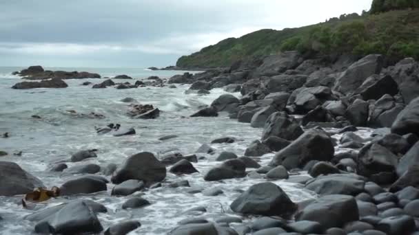 Slowmo Olas Golpeando Rocas Playa Bluff Nueva Zelanda Día Nublado — Vídeos de Stock
