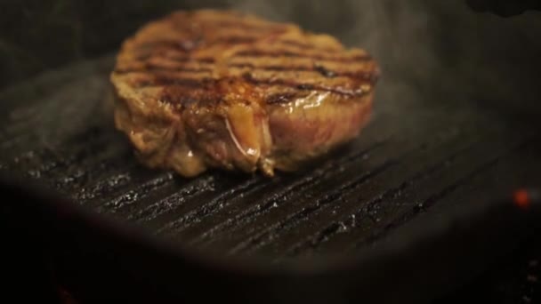 Slowmo Zbliżenie Flipping Stek Grillu — Wideo stockowe