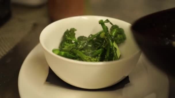 Närbild Lägga Ångkokt Grön Färsk Broccoli Vit Skål — Stockvideo