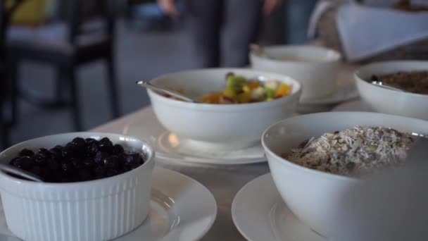 Slowmo Serveerster Die Gasten Het Ontbijtbuffet Met Bosbessen Zelfgemaakte Muesli — Stockvideo