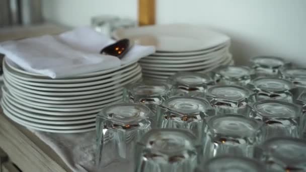 Крупный План Стаканов Белых Тарелок Салфеток Металлических Кувшинов Водой Ресторане — стоковое видео