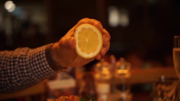 Slowmo Exprimir Limón Sobre Cangrejo Río Hervido Nueva Zelanda Restaurante — Vídeo de stock