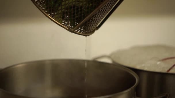 Slowmo Närbild Dränering Ångkokt Grön Färsk Broccoli Och Sätta Den — Stockvideo