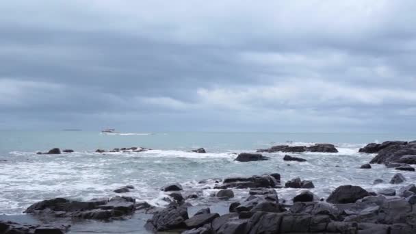 Slowmo Vista Mar Con Rocas Negras Olas Barco Gaviota Bluff — Vídeos de Stock