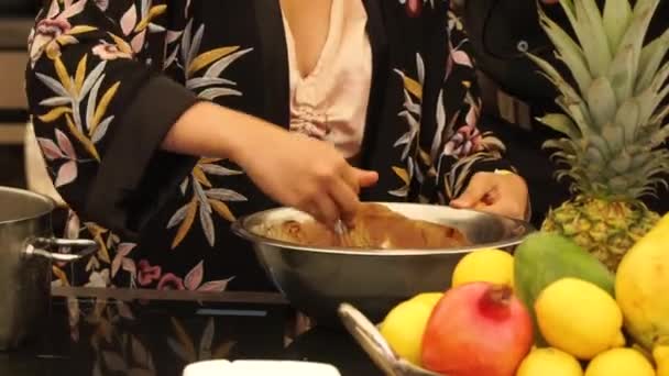 Slowmo Chef Asiático Mexendo Brownies Mix — Vídeo de Stock