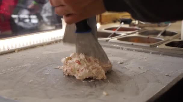 Slowmo Zubereitung Von Süßem Handgemachtem Gebratenem Rolleis Nach Thailändischer Art — Stockvideo