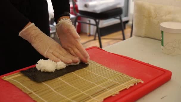 Slowmo Japanischer Koch Bereitet Sushi Rollen — Stockvideo