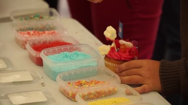 Pequeño Niño Decoración Cupcake — Vídeos de Stock