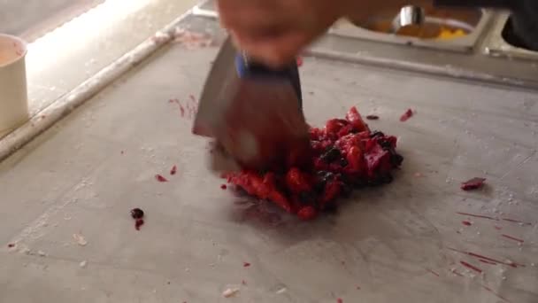 Tăierea Pregătirea Căpșunilor Dulci Realizate Manual Afine Mure Amestecate Înghețată — Videoclip de stoc