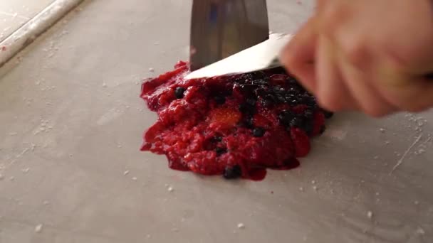 Slowmo Προετοιμασία Γλυκών Χειροποίητων Φράουλας Βατόμουρου Βατόμουρου Ανακατέψτε Τηγανισμένα Παγωτό — Αρχείο Βίντεο