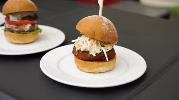 Mini Gegrillte Bbq Rindfleisch Burger Mit Käse Tomaten Und Salat — Stockvideo
