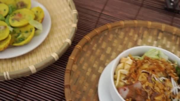 Slowmo 布拉格一个食品节上的一碗亚洲菜 绿豆芽 油炸洋葱 — 图库视频影像