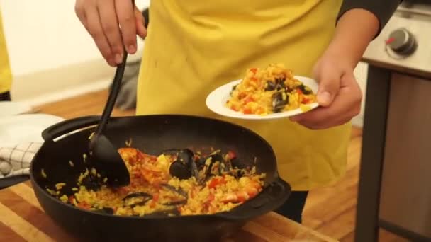 Şef Paella Hazırlıyor Karides Karides Midye Pirinç Domates Geleneksel Asya — Stok video