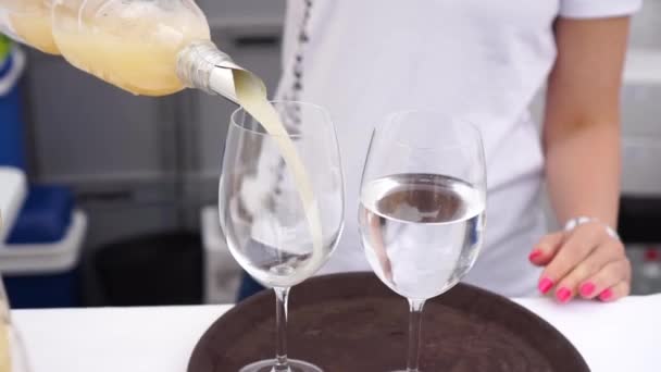 Slowmo 美丽的金发女人倒入一杯发酵的年轻摩拉维亚葡萄酒Federweisser — 图库视频影像