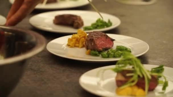 Chef Préparant Steak Bœuf Avec Des Légumes Sur Assiette Blanche — Video