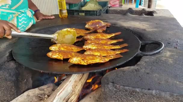 Ikan Pedas Digoreng Dalam Panci Besi Besar Sisi Jalan Restoran — Stok Video